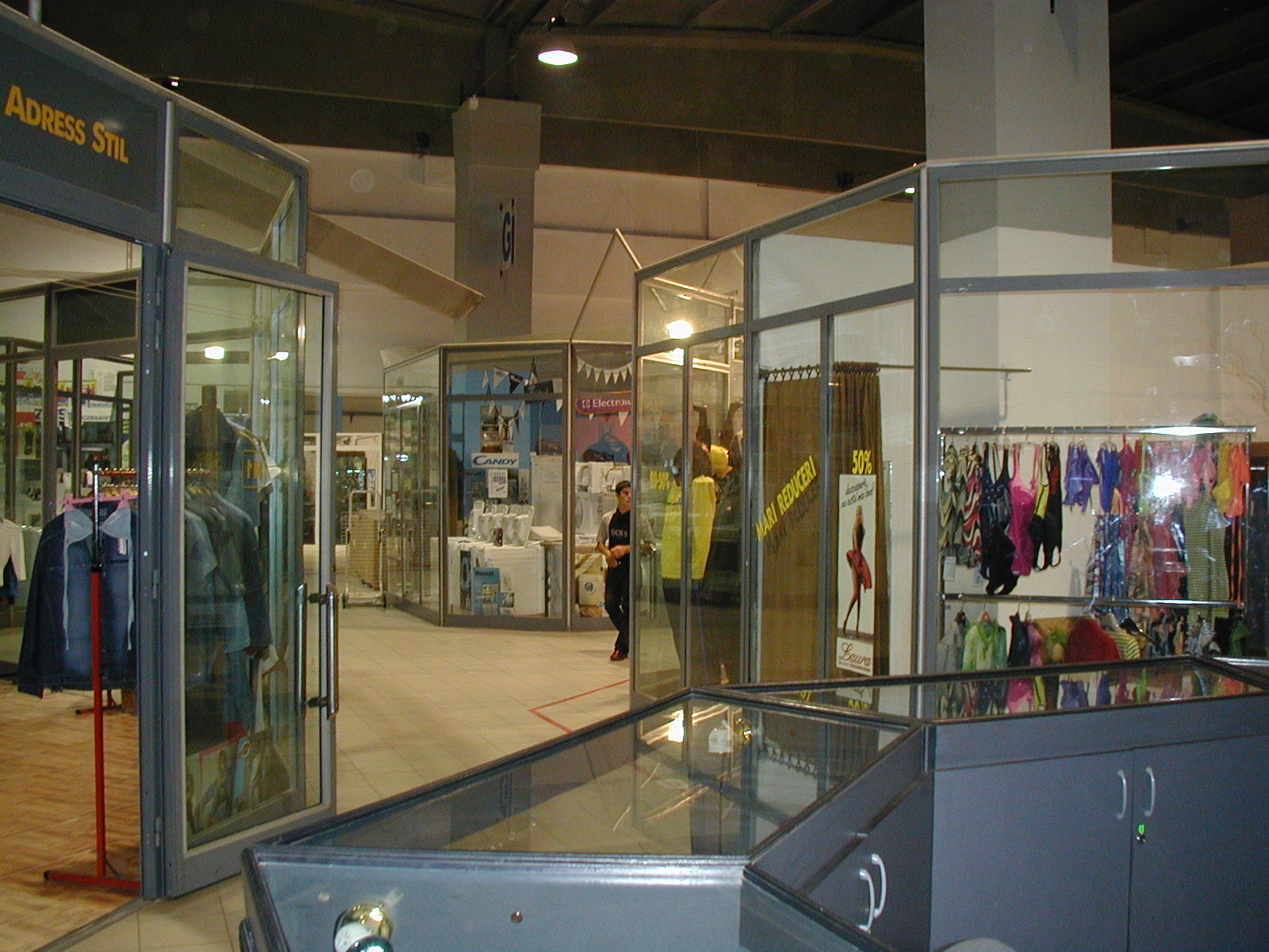 picture of open space within a shopping mall partitioned off with see through barriers. is this a post pandemic solution?